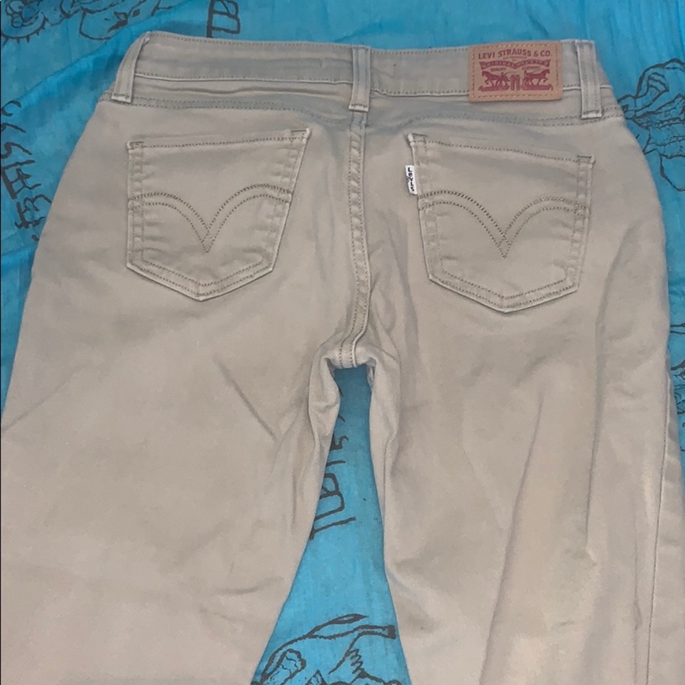 Kaki Levi’s